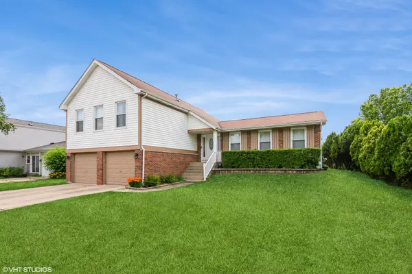 1015 Warwick CIR N, Hoffman Estates, IL 60169