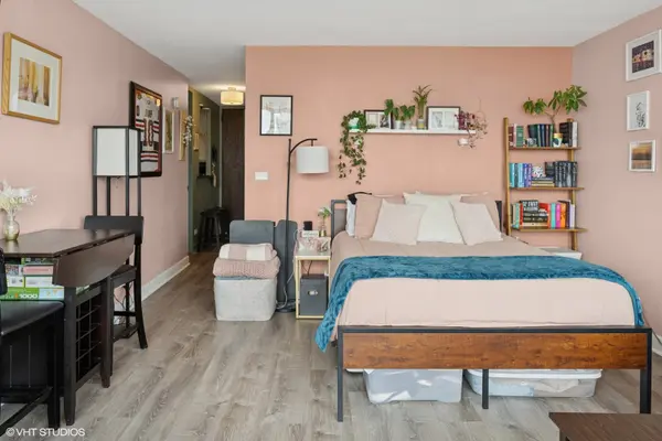 720 W GORDON TER #18R, Chicago, IL 60613