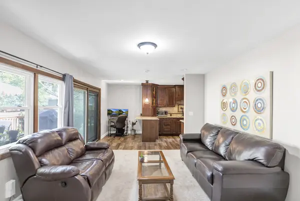 7 Walnut DR, North Aurora, IL 60542