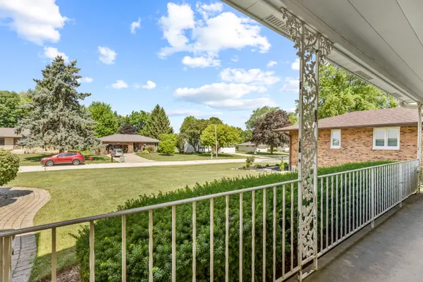 11302 Sunset LN, Huntley, IL 60142