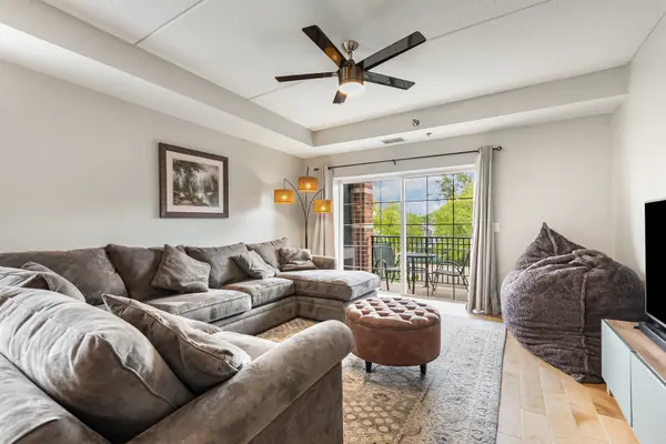 390 W Mahogany CT #301, Palatine, IL 60067