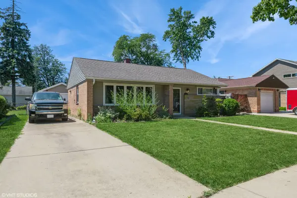 823 E Thacker ST, Des Plaines, IL 60016