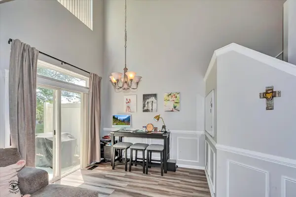 182 Hidden Pond CIR, Aurora, IL 60504
