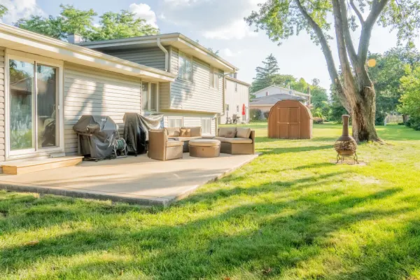 24W660 Woodcrest DR, Naperville, IL 60540