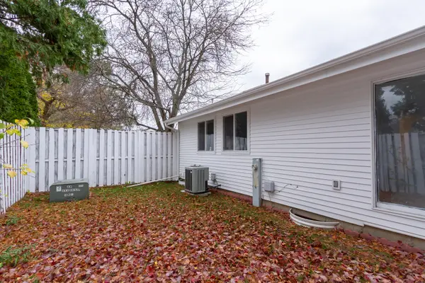 2S616 Linden SQ, Warrenville, IL 60555