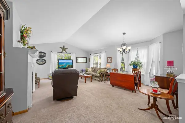 26 Rolling Oaks RD #A, Sugar Grove, IL 60554