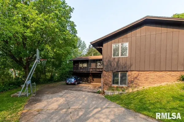 3465 PLEASANT DR, Bettendorf, IA 52722
