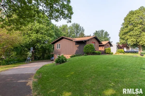3465 PLEASANT DR, Bettendorf, IA 52722