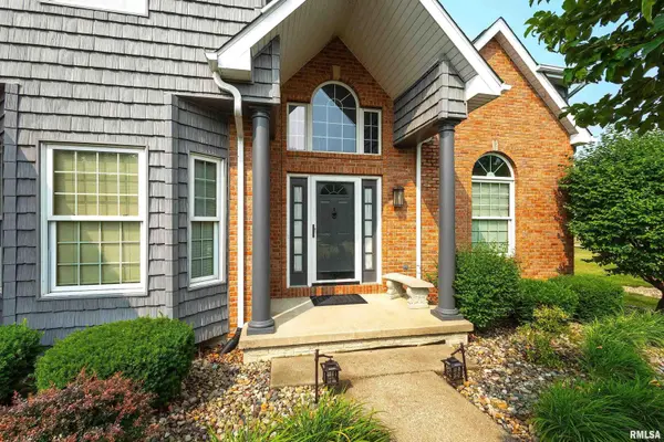 6030 LAKELAND CT, Davenport, IA 52807