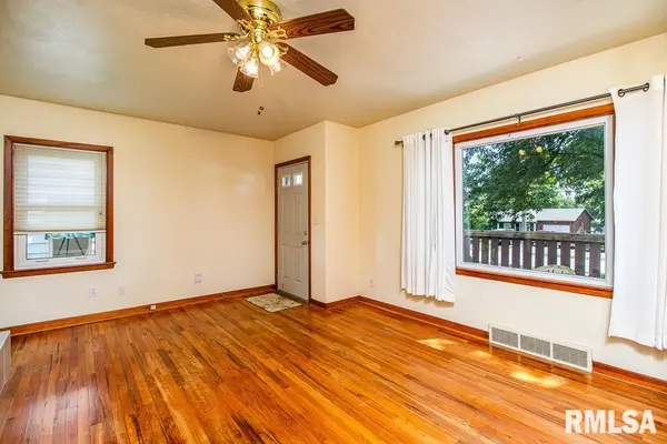 2390 TELEGRAPH RD, Davenport, IA 52804