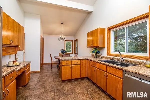 5490 CROW CREEK RD, Bettendorf, IA 52722