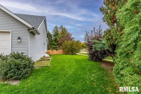 4605 GREENBRIER DR, Davenport, IA 52807