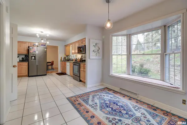 1002 CRESCENT DR, Clinton, IA 52732