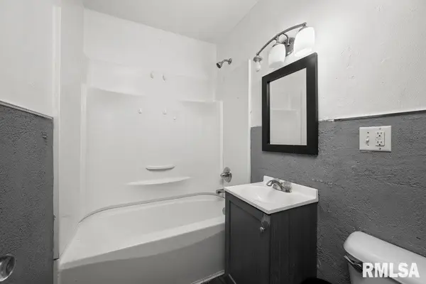 3162 ROCKINGHAM RD, Davenport, IA 52802