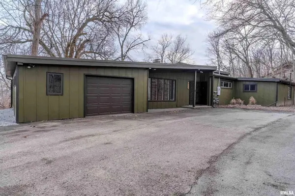 431 WOODLAND DR, Clinton, IA 52732