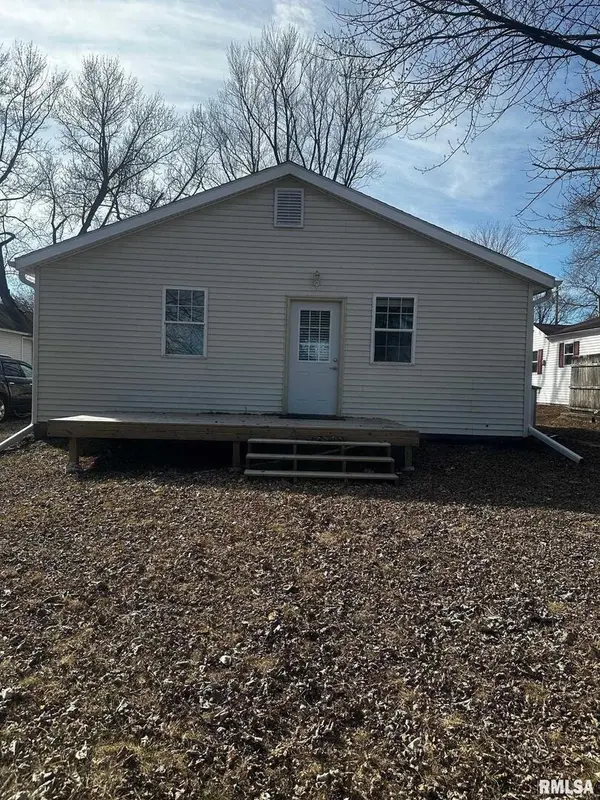 321 S 14TH ST, Le Claire, IA 52753