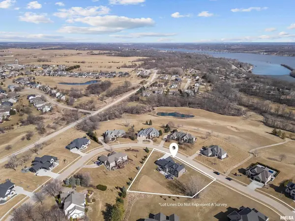 24 PEBBLE CREEK CIR, Le Claire, IA 52753