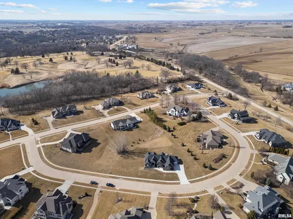 24 PEBBLE CREEK CIR, Le Claire, IA 52753