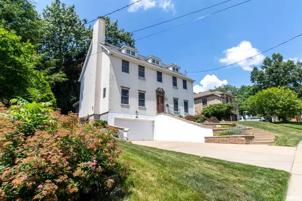 216 HILLCREST AVE, Davenport, IA 52803