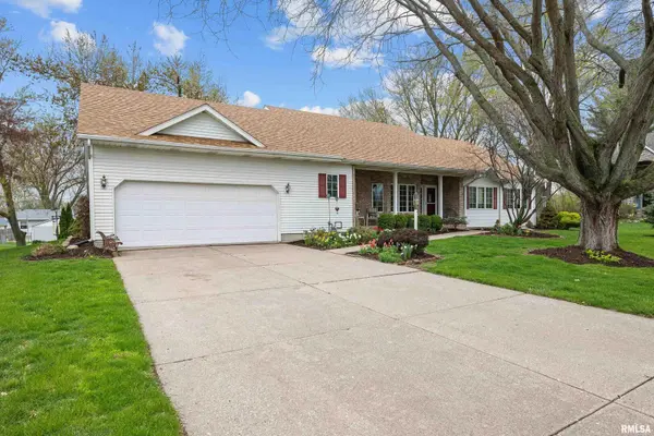 3232 FERNWOOD CT, Davenport, IA 52807