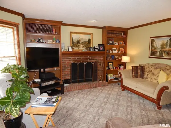 3803 WINDSOR PINES CT, Davenport, IA 52807