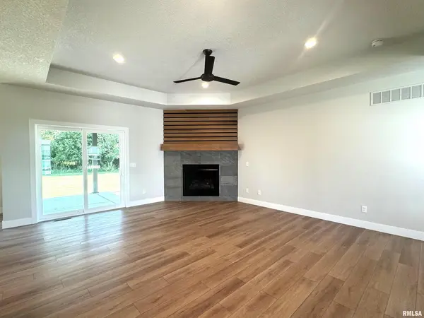 323 LINDA LN, Riverdale, IA 52722