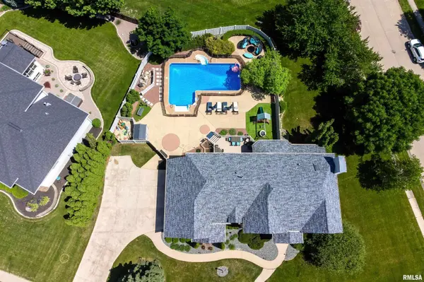2083 LUNDY LN, Bettendorf, IA 52722