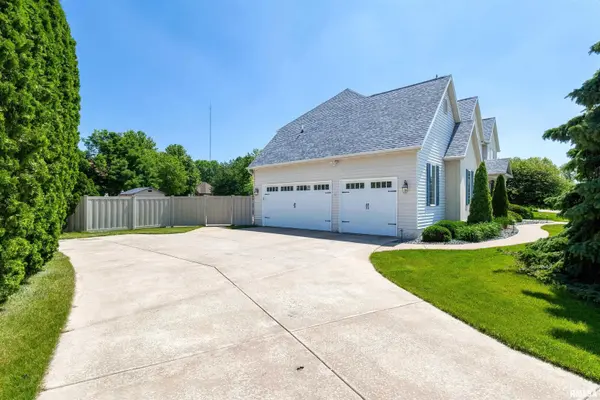 2083 LUNDY LN, Bettendorf, IA 52722