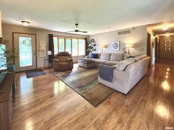 118 W 19TH AVE, Coal Valley, IL 61240