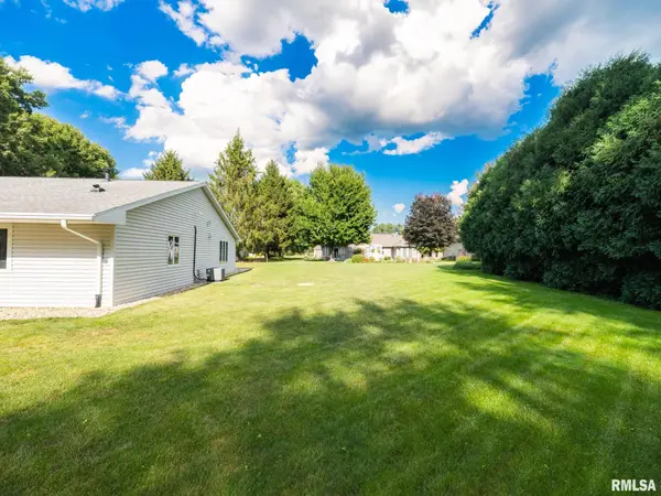 49 OLYMPIA FIELDS DR, Pekin, IL 61554