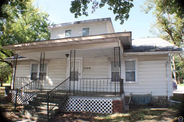 3228 SE 6th St, Topeka, KS 66607
