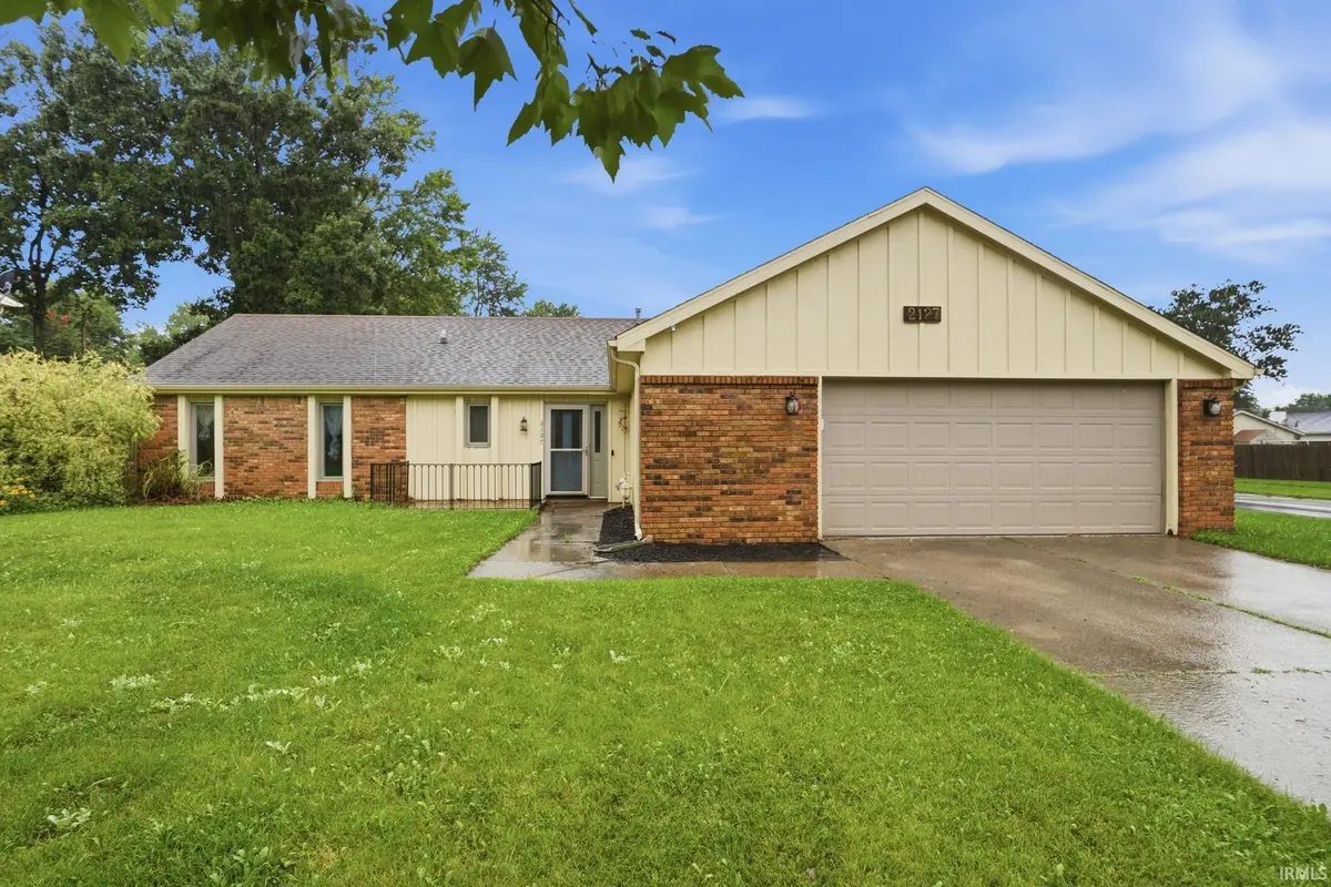2127 Skyhawk DR, Fort Wayne, IN 46815-7758