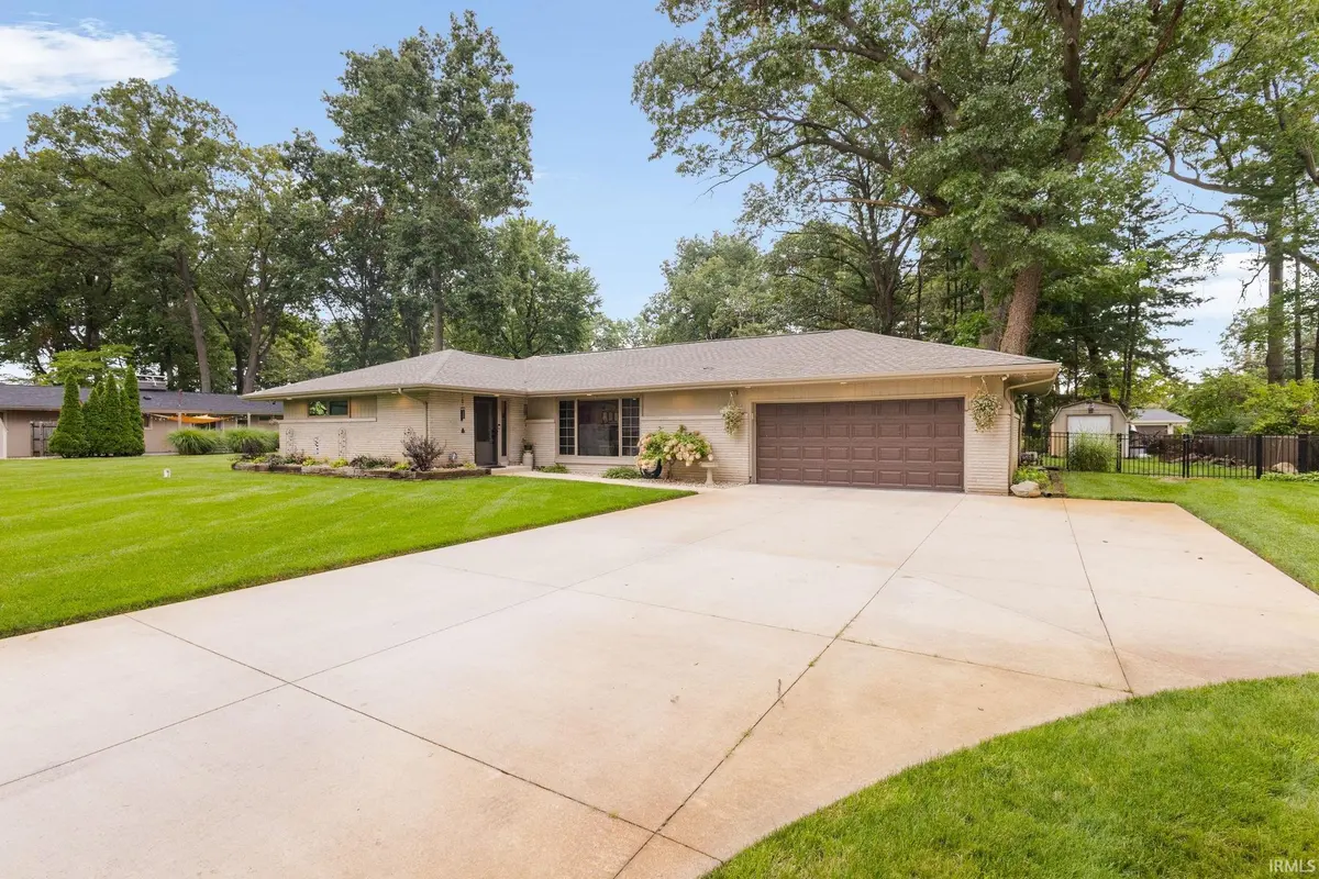 55844 Oak LN, Elkhart, IN 46514