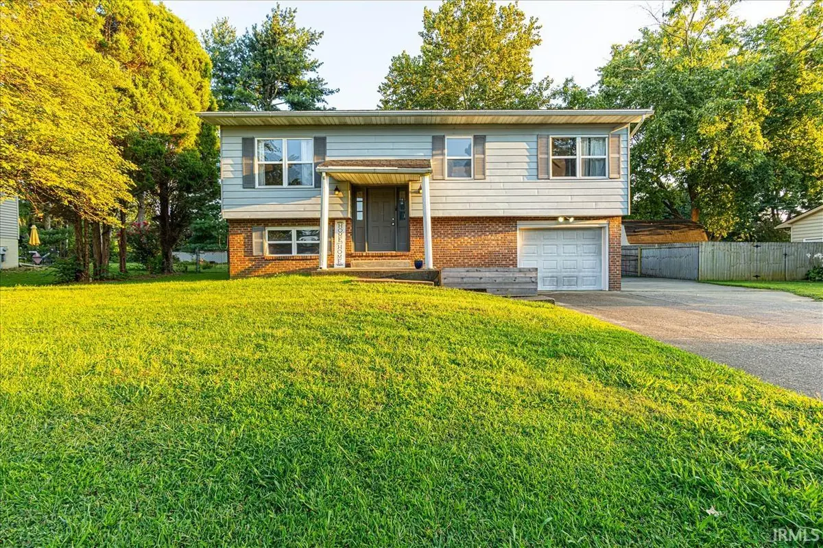7355 Oakpark DR, Newburgh, IN 47630