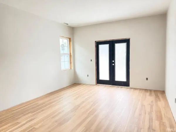 1006 Sorin ST, South Bend, IN 46617