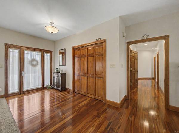 599 Shady LN, Boonville, IN 47601