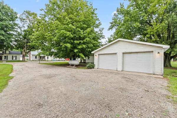 7494 N Albion ST, Wawaka, IN 46794