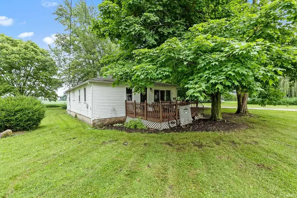 7494 N Albion ST, Wawaka, IN 46794
