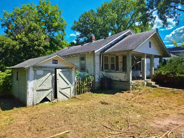 8 Dixie DR, Anderson, IN 46016-2102
