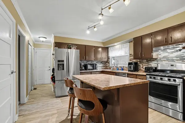 1343 Riding Mall DR, South Bend, IN 46614