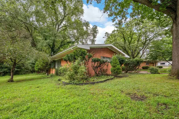 52585 Brooktrails DR, South Bend, IN 46637