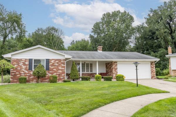 2624 Oak Leaf CV, South Bend, IN 46628