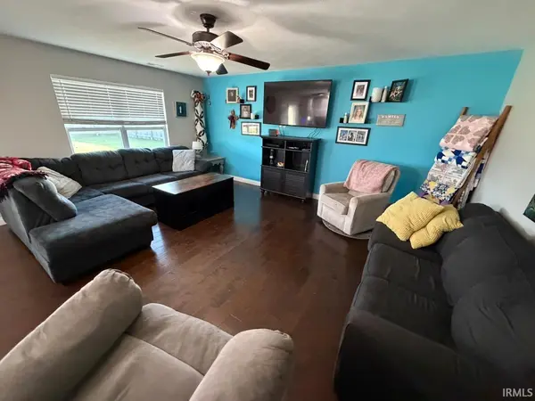 1453 W Chukar Hollow ***, Haubstadt, IN 47639