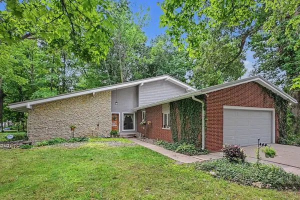 1 Meadow LN, Nappanee, IN 46550-1152