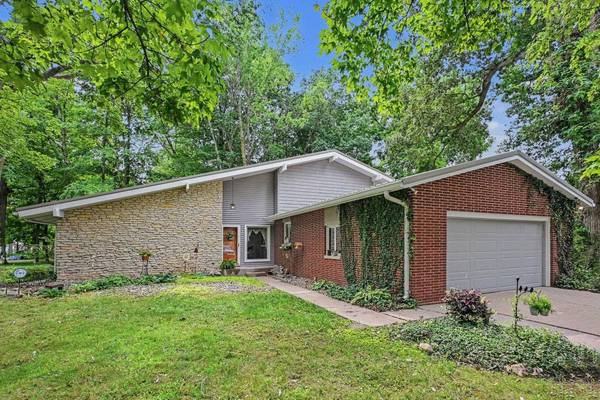 1 Meadow LN, Nappanee, IN 46550-1152