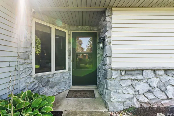 9816 Mustang DR, Fort Wayne, IN 46825