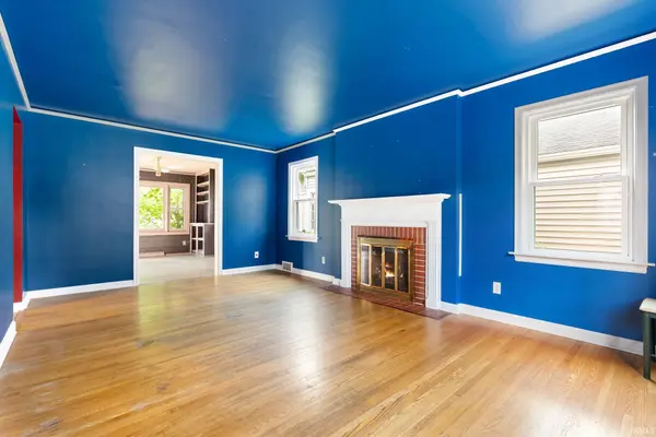 327 W Sherwood TER, Fort Wayne, IN 46807-2850