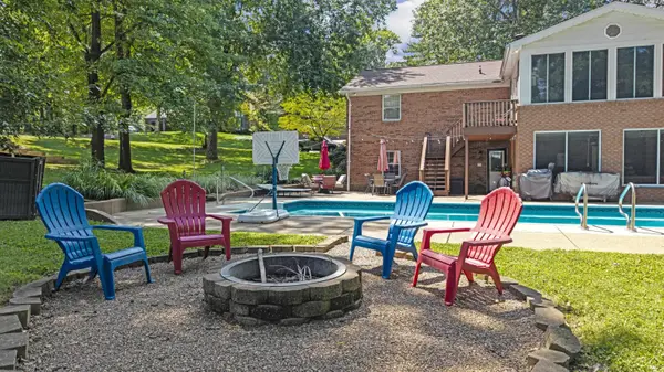 8200 Berry DR, Evansville, IN 47710