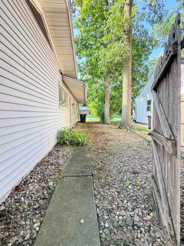 4210 Victoria DR, Fort Wayne, IN 46815