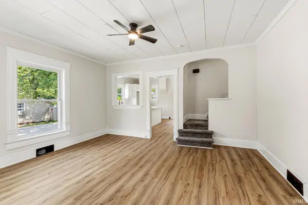 212 E Waterford ST, Wakarusa, IN 46573